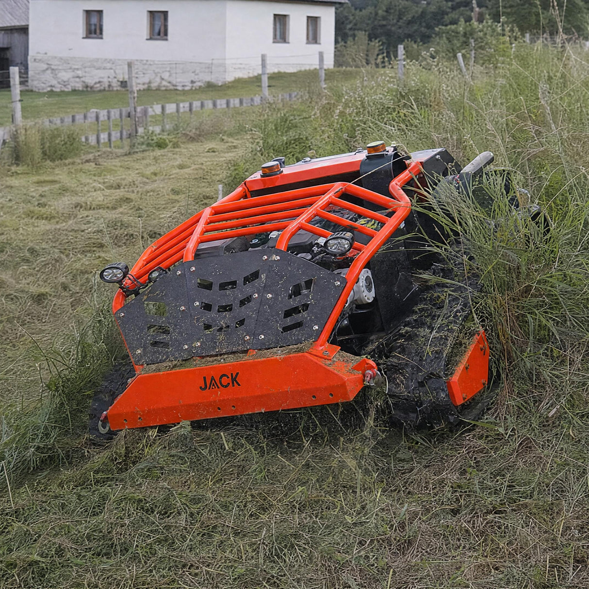 Jack Schlegel ferngesteuerte Mähraupe mit Mulchdeck für Steilhänge