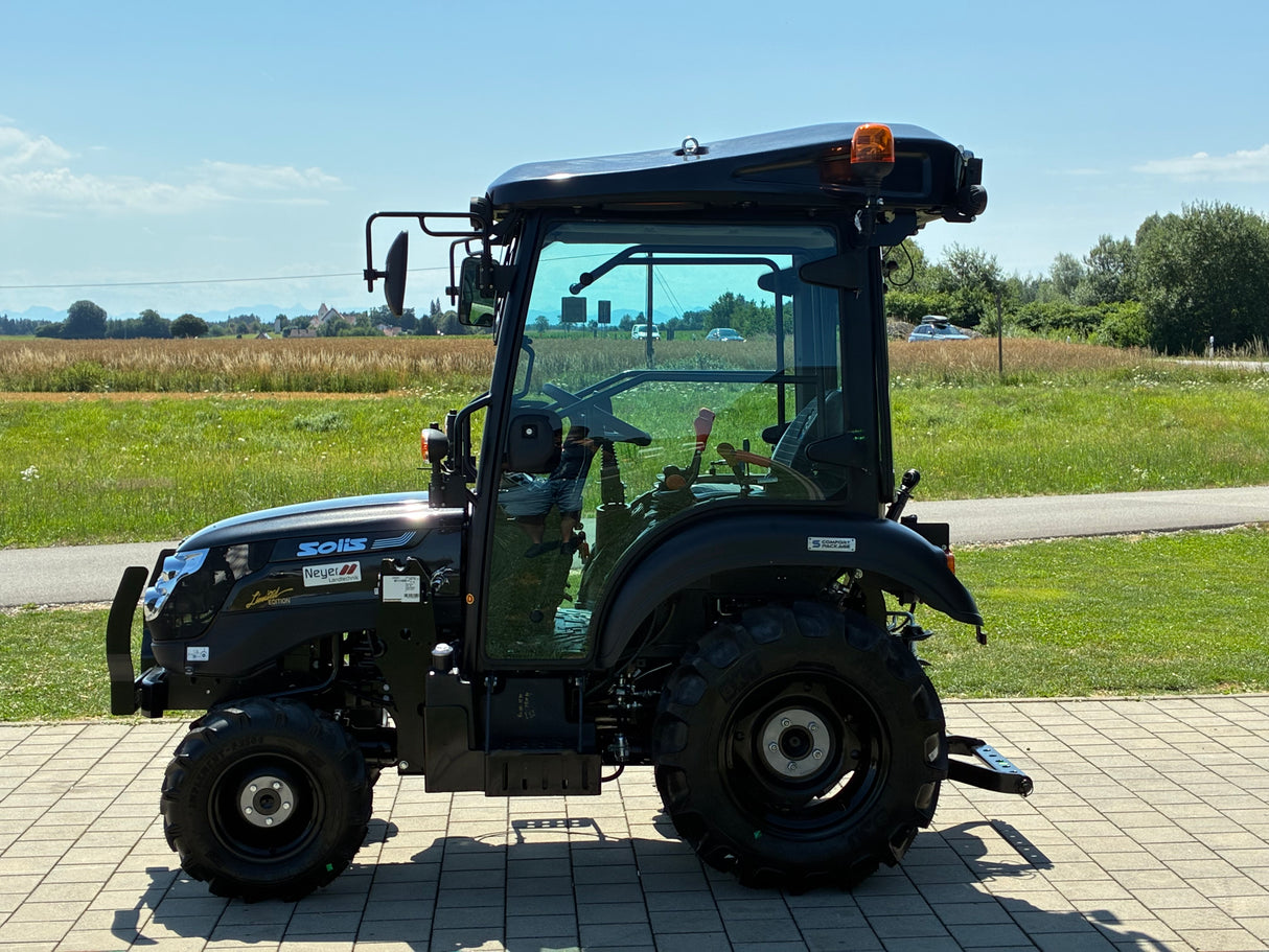 Solis 26 9+9 mit Kabine Black Panther Sonderlackierung