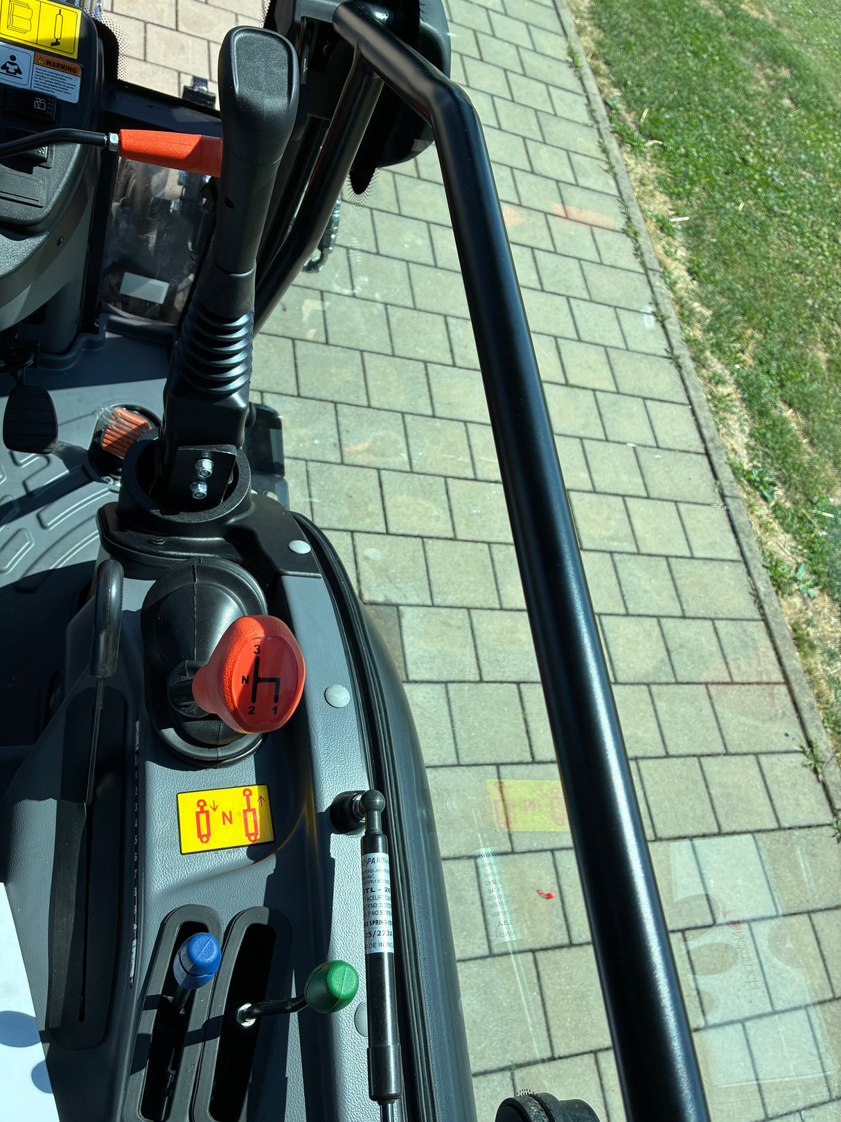 Solis 26 9+9 mit Kabine Black Panther Sonderlackierung