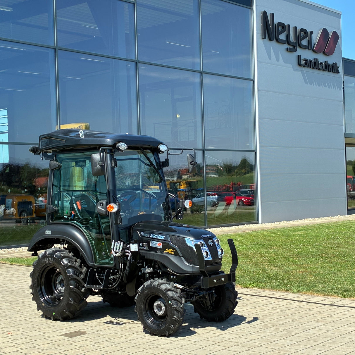 Solis 26 9+9 mit Kabine Black Panther Sonderlackierung